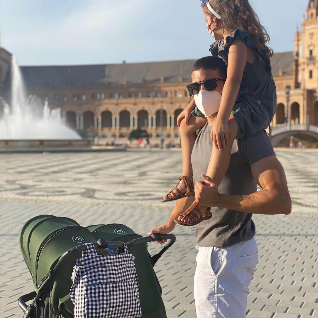 マルク・バルトラのインスタグラム：「Paseo en familia al completo: despliegue de medios! 🦸🏻‍♂️🦸🏻‍♀️😄 Que bonita eres Sevilla. #Gala #Abril #Max #Family #Sunday #City 👨🏻👩🏻👧🏻🧒🏻👶🏻」