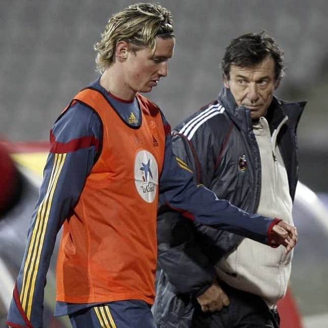 フェルナンド・トーレスのインスタグラム：「Muchas veces los grandes éxitos vienes precedidos por momentos difíciles donde las grandes personas dan un paso al frente . Hoy se cumplen 12 años del primer partido de preparación para la Euro 2008 frente a Perú (2-1), en el que se homenajeó al recientemente fallecido Genaro Borrás. Solo los que tuvimos la suerte de conocerle sabemos el tremendo impacto que tuvo en don Luis Aragonés y la importancia de su figura en la época dorada de la @sefutbol. D.E.P Dr Genaro Borrás y Gracias por todo. 🙏🏼」