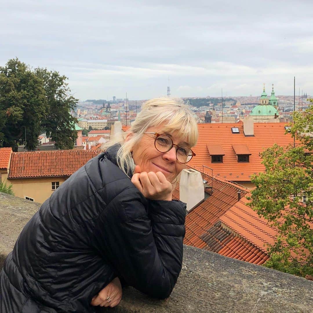 フェリックス・サンドマンのインスタグラム：「Jag står bakom henne, jag står bredvid henne. Jag låter henne gå före och visa mig vägen. Min mamma. Som fött mig, burit mig, tröstat mig, väglett mig. På samma sätt som mammor gör över hela världen, varje dag. Låt oss hylla ALLA dom idag, din mamma, någon annans mamma, varje mamma. Bli månadsgivare och stöd UN Womens arbete världen över för jämställdhet och kvinnors rättigheter. @unwomensweden」