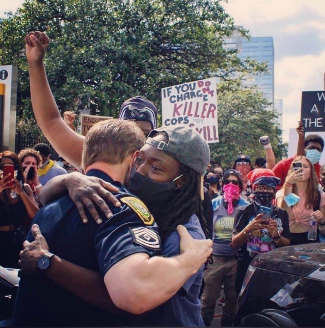 カレントエリオットのインスタグラム：「A peaceful protestor and a police officer respresenting a divide bridged by the heart and soul. This is what justice can look like.  Please join us in texting ‘’FLOYD’’ to 55156 and sign the petition from @changedotorg to hold those accountable for their actions.  #BLACKLIVESMATTER #GEORGEFLOYD」