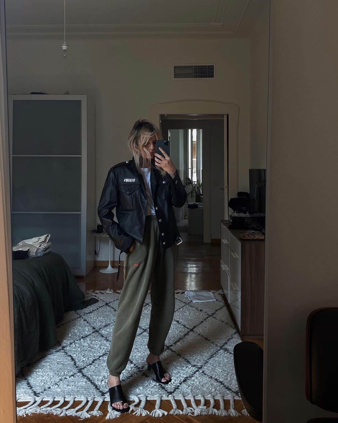 エレオノーラ・カリシのインスタグラム：「The result of my Sunday look when you pull out of ur old #Versus leather jacket between Blade Runner & Easy Rider 🏍✨ •」