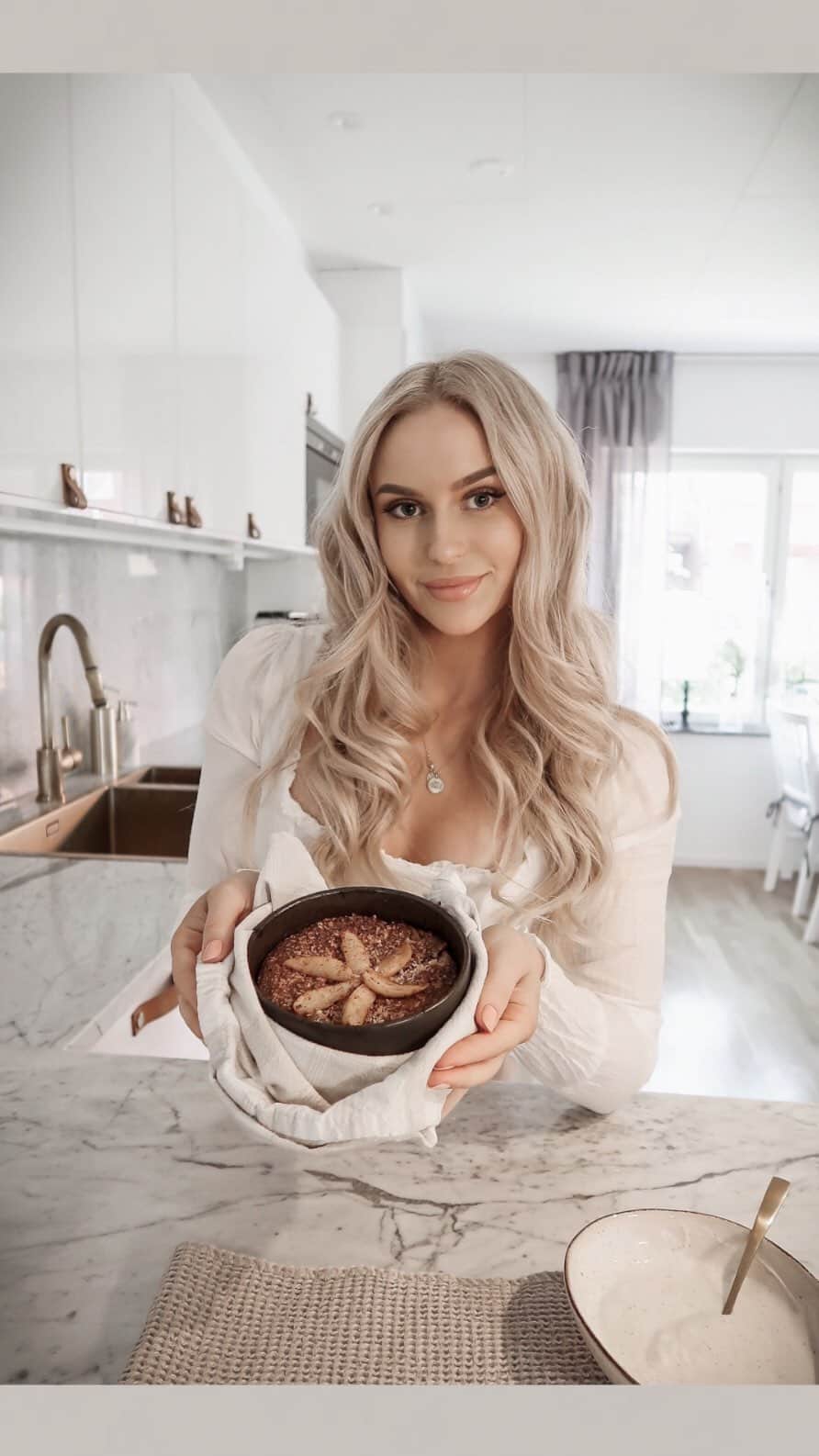 Anna Nyströmのインスタグラム：「All I can say is WOW! After adjusting this recipe a couple of times, we finally got it! It taste amazing and let me tell you guys - this is now my new favorite 🙊 ⁣ Natural ingredients and gluten-free, lactose-free & without any refined sugars. You can find almost all the ingredients at @svenskhalsokost 💗⁣ If you try this recipe, let me know how it turns out!⁣」