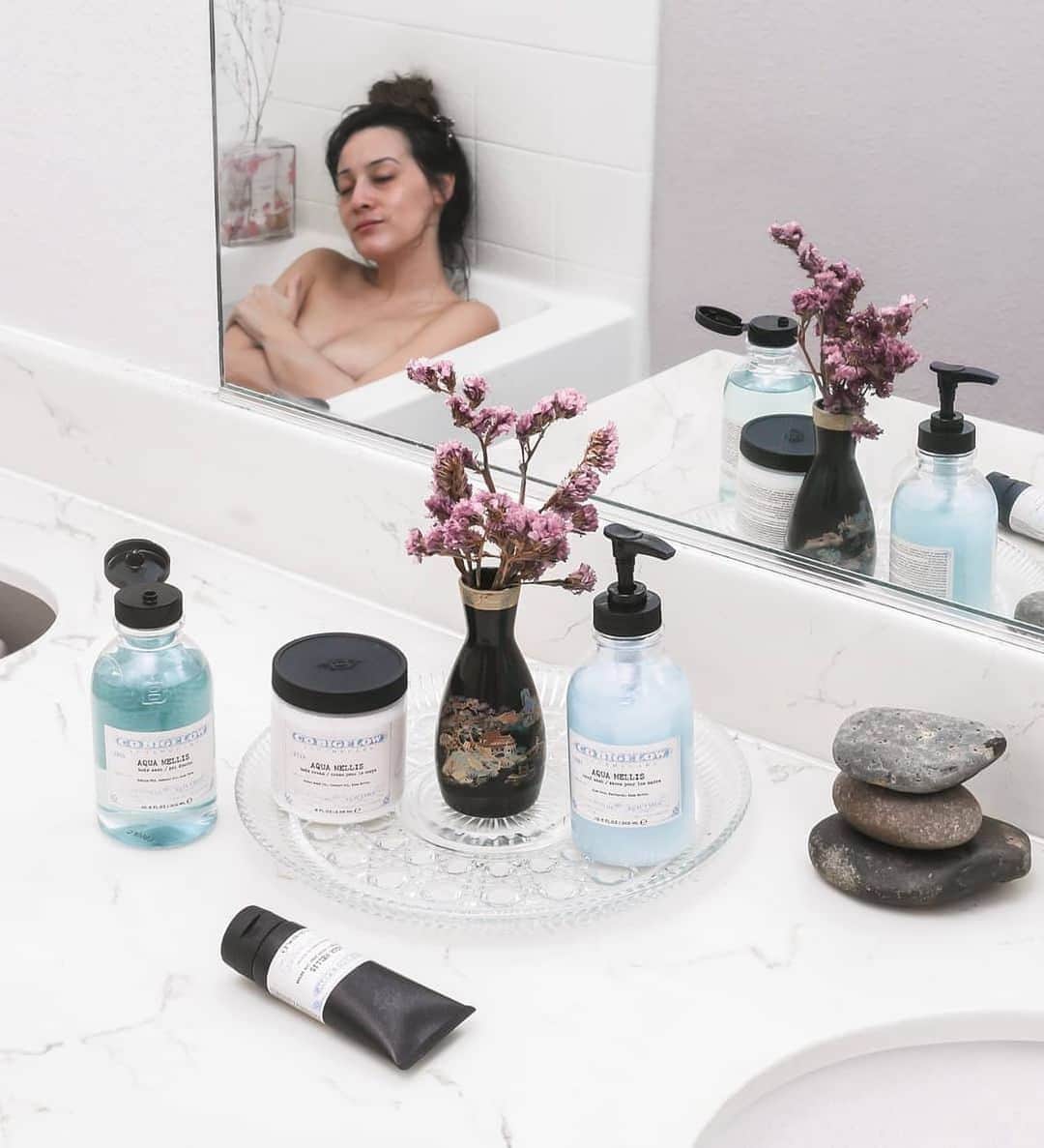 C.O. Bigelowさんのインスタグラム写真 - (C.O. BigelowInstagram)「Happy Self-Care Sunday! 🛀 We hope you're taking good care of yourselves! 🙏 @motley.maverick is unwinding with our Iconic Aqua Mellis Collection. 💙 Based on our age-old 🍯💦 recipe, this unisex scent is often described as clean and one of a kind! ✨ 🍐🍉🌸」6月1日 4時53分 - cobigelow