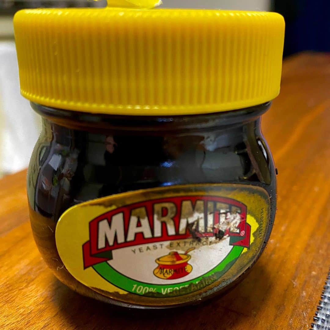 Larry のインスタグラム：「マーマイト。ぼかぁ好きです。 #Marmite」