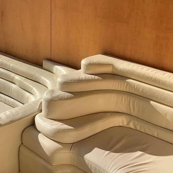 グラフ&ランツのインスタグラム：「Midcentury magic via @cottoncitizen / The couch is slowly but surely becoming everyone’s favorite household item, perhaps second only to a bed. (We’d like to hope that your Graf Lantz coasters or maybe your tissue box cover takes an honorable third place)」