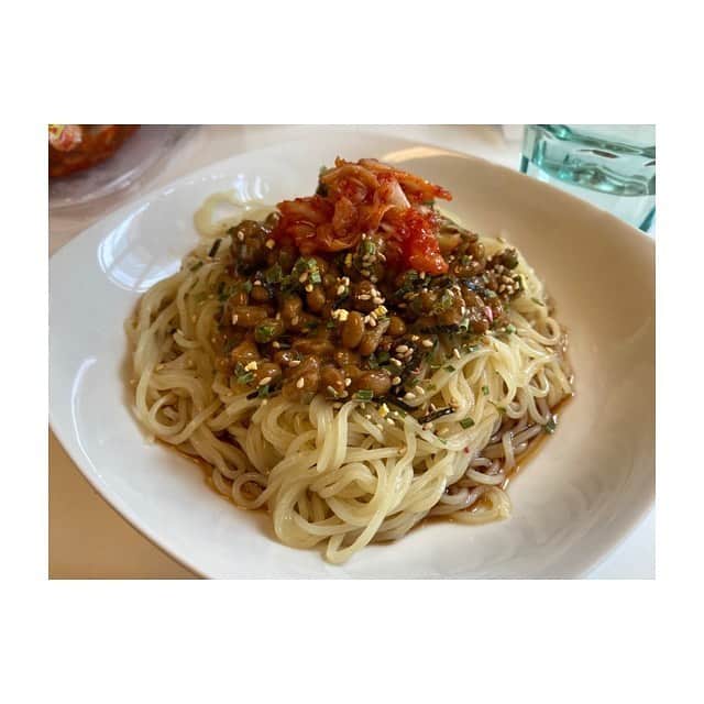 のインスタグラム：「冷やし麺に納豆+キムチ もう優勝しかないよね。 #シンクでごはん」