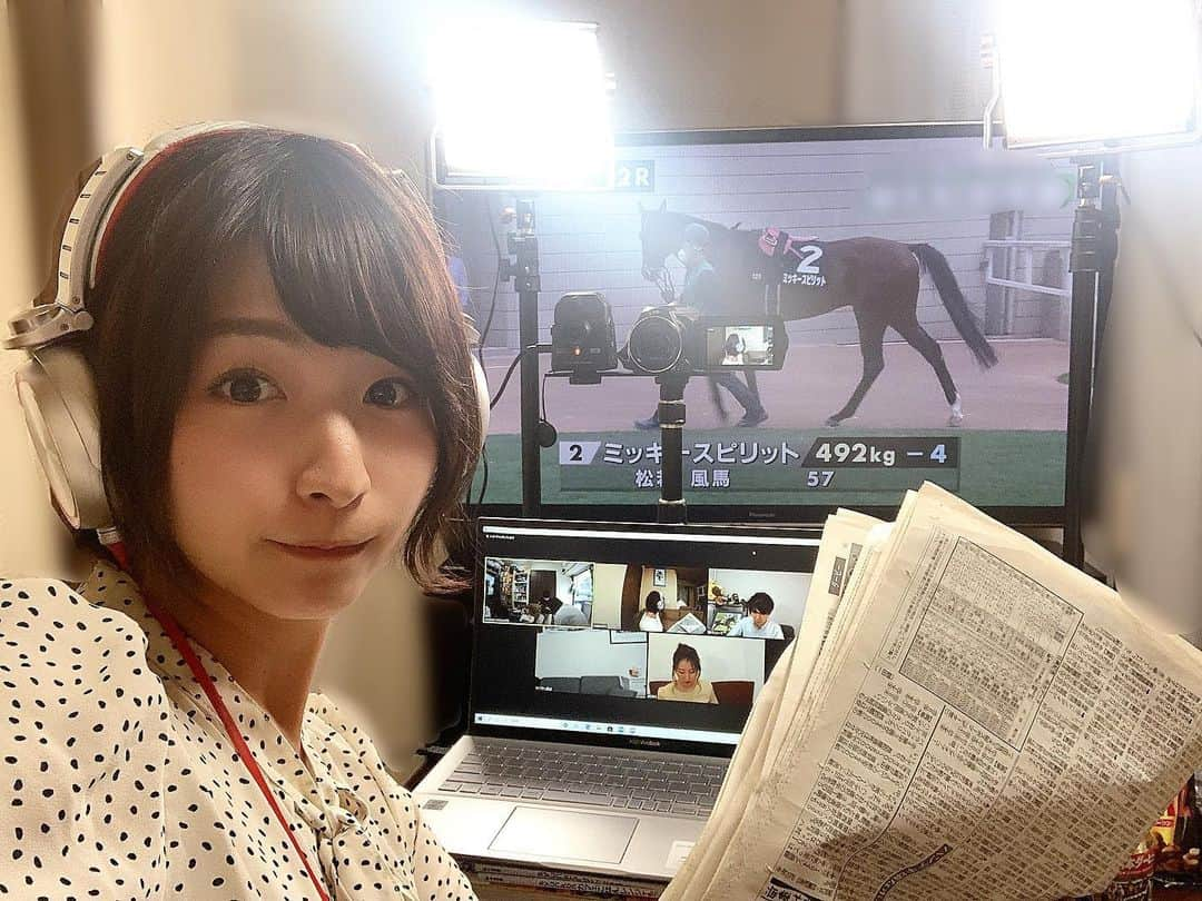 稲富菜穂さんのインスタグラム写真 - (稲富菜穂Instagram)「収録というのは、 7月1日放送予定の「キャプテン渡辺のオンラインパーティ」という企画もの番組のオンライン収録でした🎥. . 機材がお家にどーんっ💥と届いた時は不安で仕方なかったけどなんとか収録できて良かったわぁ🤣笑. . 朝イチから収録をし、競馬をし、もうはちゃめちゃに楽しかった...🥺👏✨. . キャプテン渡辺さん筆頭に、まりなるさんこと津田麻莉奈さんや、ショータさんと一緒に楽しい競馬日和を過ごせて幸せでした🥺🙏💕. . もうずっと爆笑。. 物凄い事になってるので少し先の...いやもう6月やからあと1ヶ月後か😳‼️. . 7月是非楽しみにしてて下さいっ🥳💕. . #グリーンチャンネル #Gch #オンライン収録 #オンライン #競馬日和 #競馬 #keiba #🏇 #キャプテン渡辺のオンラインパーティ #キャプテン渡辺 さん #津田麻莉奈 さん #鈴木ショータ さん #楽しい時間」6月1日 11時00分 - inatomi74