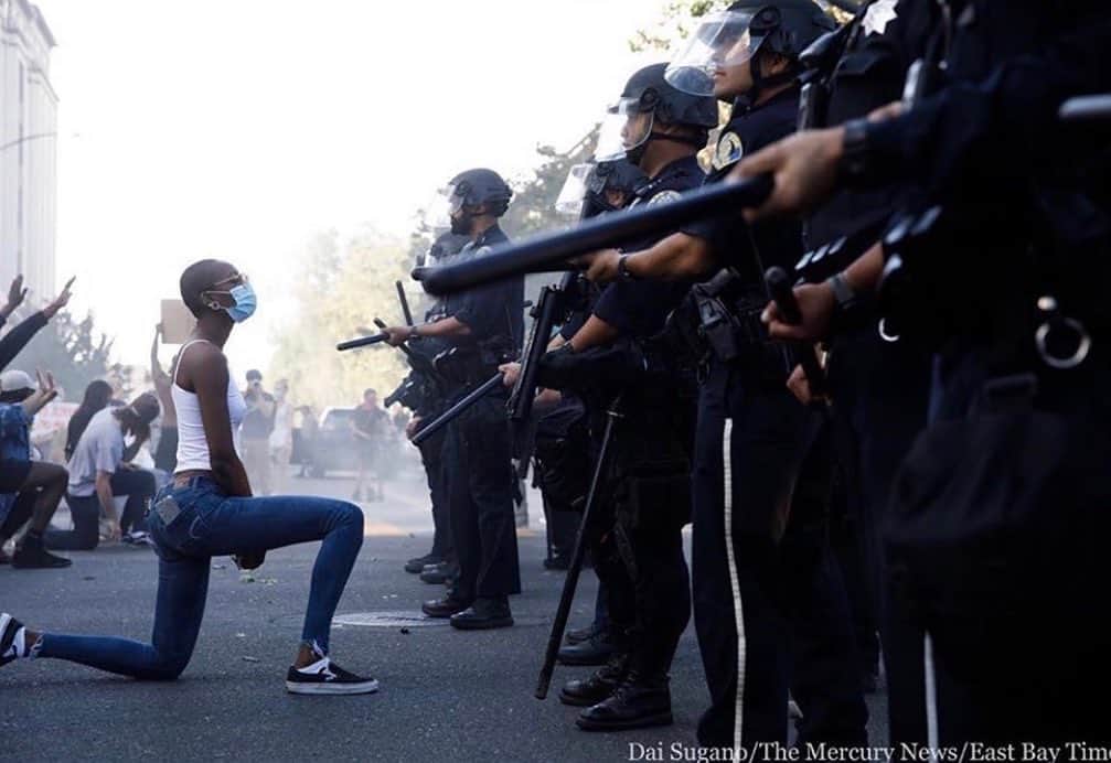 トラビス・ウォールのインスタグラム：「This image is so powerful it makes me cry. I stand, kneel, act, speak, and fight with you. #blacklivesmatter」
