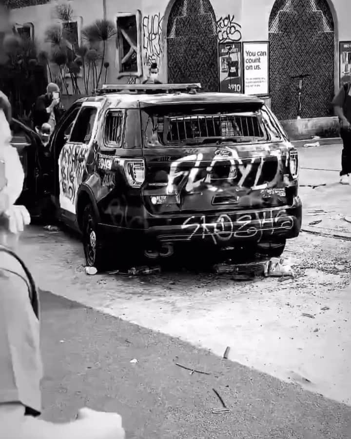 アレクシス・ナップのインスタグラム：「Babylon falling.  No more #alllivesmatter until everyone respects #blacklivesmatter  Thank you #GeorgeFloyd for inspiring needed change. This was two blocks away from me yesterday via @calebslife  Let’s discuss below how to continue this revolution without violence and crime. Let’s use the intelligence of our hearts & minds 🤍🧬🙌🏻⚡️ PS: was that a cop car that rammed through everyone? Notice how people, upset their being run over, then throw stuff at the car and THAT gives the excuse for the cops to start fucking shooting civilians (those rubber bullets can still put a hole in ur head) — so again I ask, was that an undercover cop that rammed through them? 🧐 who was there?」