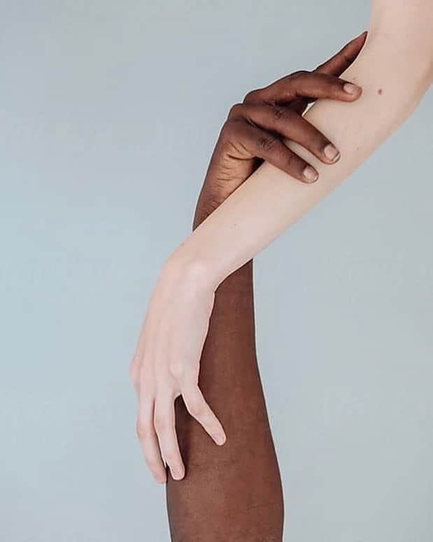 のインスタグラム：「“I promise to promote peace and compassion, and will stand up to bullying, racism, and violence.” We all have a part to play in the way our society is shaped. We have a responsibility to raise our future generations as one race, the human race. There is no gray area.  I will never claim to fully understand how it feels day to day to live in #BIPOC shoes, but I will always do my best to try and to help in any way I can. I will listen and raise my children to be aware, compassionate, respectful, anti-racist, loving individuals.  Let’s spread love and stand together.  #georgefloyd memorial fund  Gofundme.com/F/georgefloyd https://blacklivesmatters.carrd.co/」