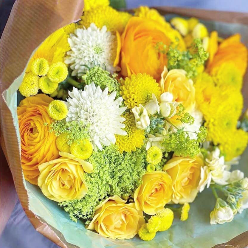 カオルコさんのインスタグラム写真 - (カオルコInstagram)「Dear friend.  医療従事者の友人に黄色いブーケでエールを送ったの。 いつになったら会えるんだろう。 6月、憂鬱な梅雨もやってくるけど頑張ろ。  彼女の写真を拝借して。  #june1st  #love #flowers  #happiness  #dear  #vitamincolor  #yellowflowers  #yell」6月1日 6時11分 - ka_ruk_
