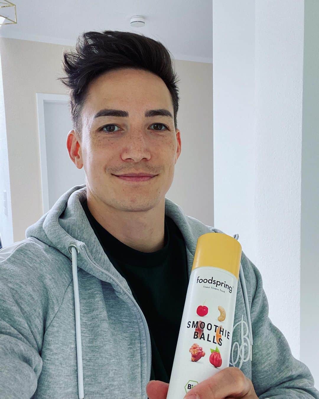 マゼル・ニューエンのインスタグラム：「Ich hoffe ihr hattet alle ein schönes Wochenende☺️ Habt ihr schon mal die Smoothie Balls von @foodspring probiert?😋 ————- Mit meinem Code „MarcelFSG“ bekommt ihr 15% auf eure Bestellung ✌🏼 #weekend #foodspring #foodspringfamily #pfingsten #home #gymnastics #enjoy」