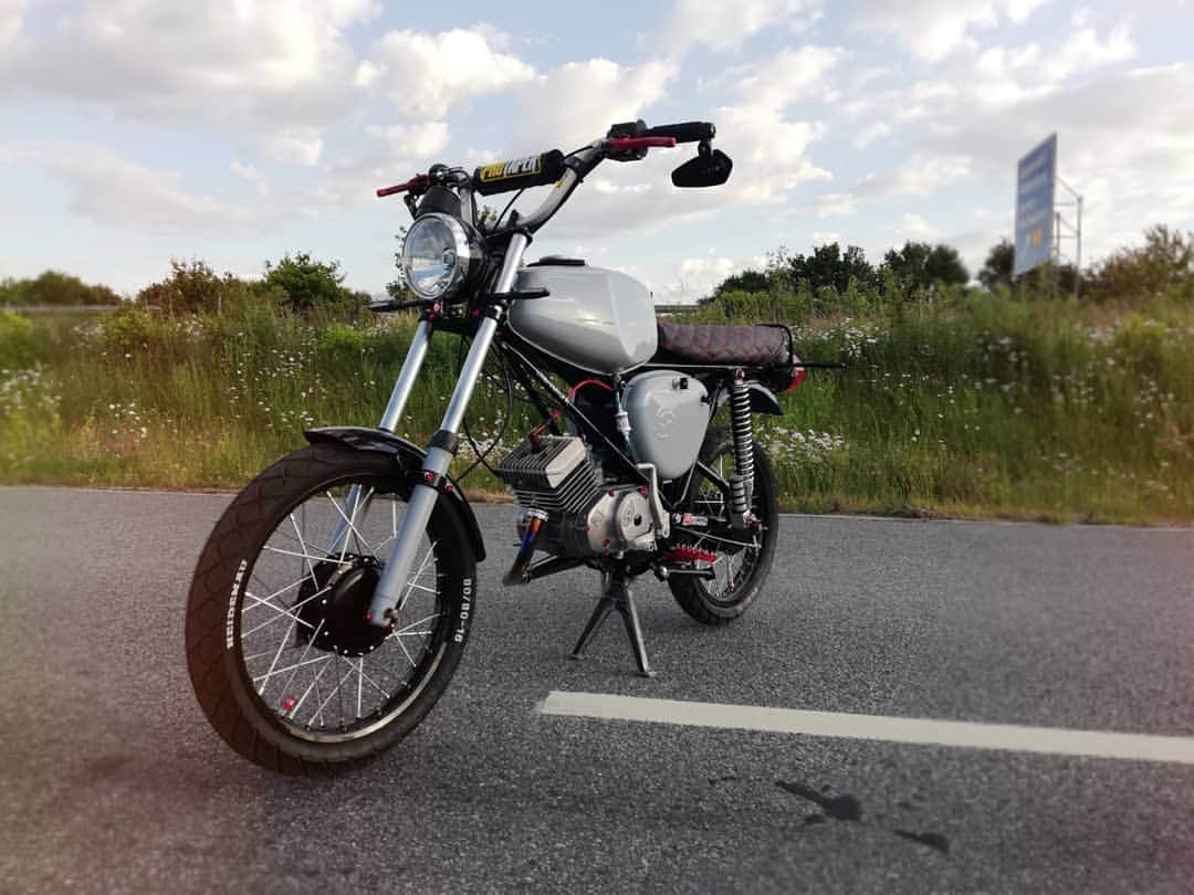 のインスタグラム：「#simson #neuaufbau #simsontuning #ddr #s51 #s50 #grau #rot」
