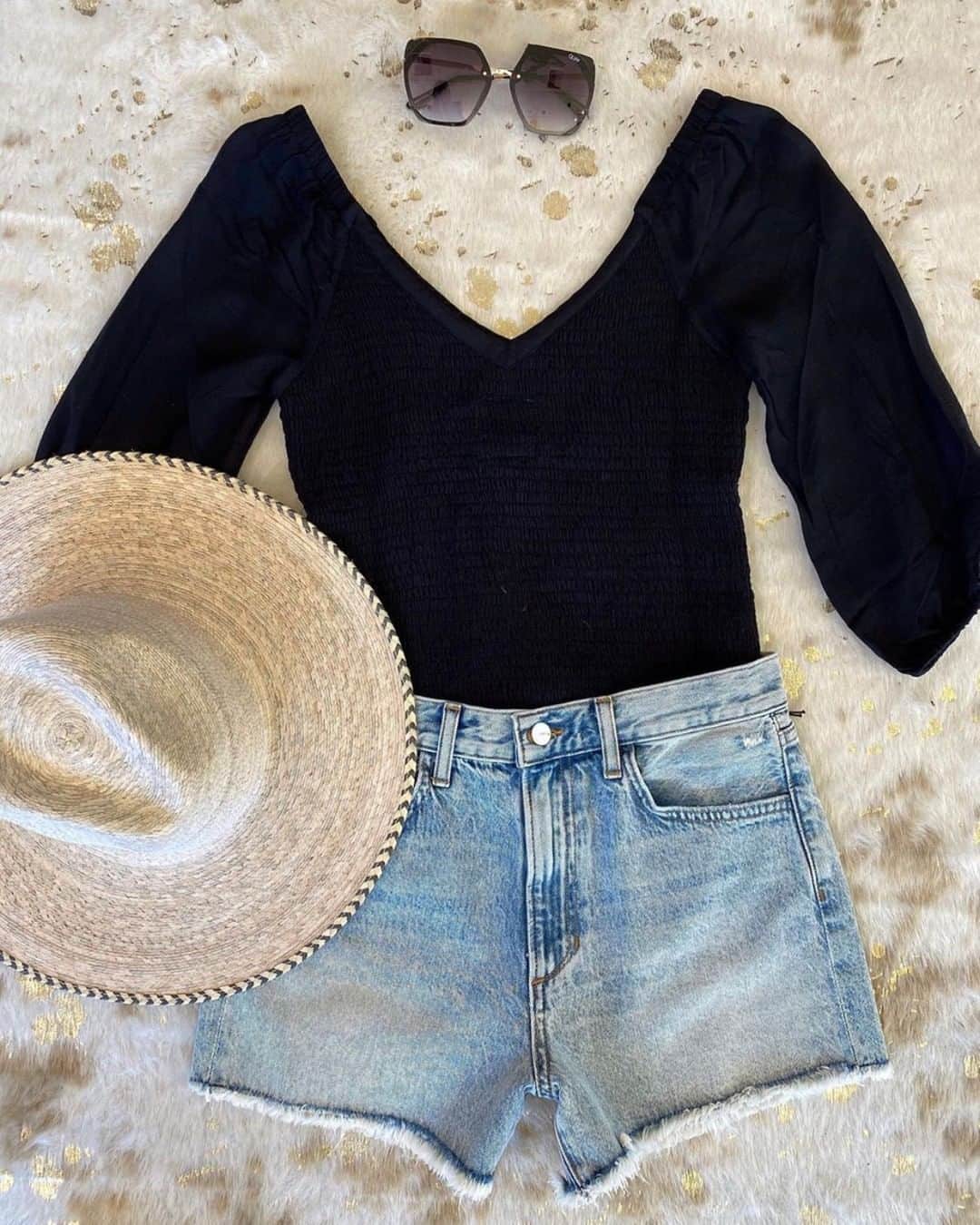 チェイサーのインスタグラム：「This outfit deserves to go on a vacation☀️😍🙌🏼 @tanyab_fashion #vacayvibes #chaserbrand #vacationvibes #summerstyle #summerstyleinspo #springstyleinspo」
