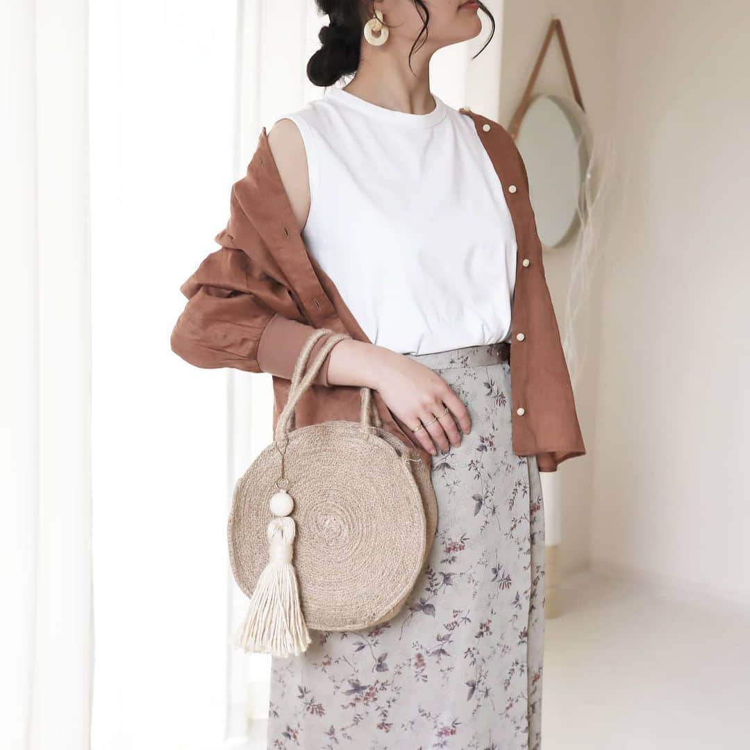 Eri Satoのインスタグラム：「camel×white×graygeコーデ · shirt,tops: @blancbasque pierce: @queen.lupis (v0798) · ブランバスクの 👉ラミーカルゼノーカラーシャツ【BB02-123】 透け感があって今年っぽい☺ 袖口はリブ素材になってるからまくりやすいよ！ · @blancbasque のトップのURLから買えるのでぜひ見てね👀 全身バージョンもまた載せます☺ · 今日から幼稚園！！ 分散登園だけどきっと楽しいだろうな✨ · #blancbasque #ブランバスク#高身長コーデ#ママコーデ#カジュアルコーデ #春コーデ#fashion#ootd#outfit#code#coordinate#style#ファッション#コーディネート#コーデ#プチプラ#プチプラコーデ#シンプルコーデ#mamagirl#locari#partegram#カジュアル#お洒落さんと繋がりたい」