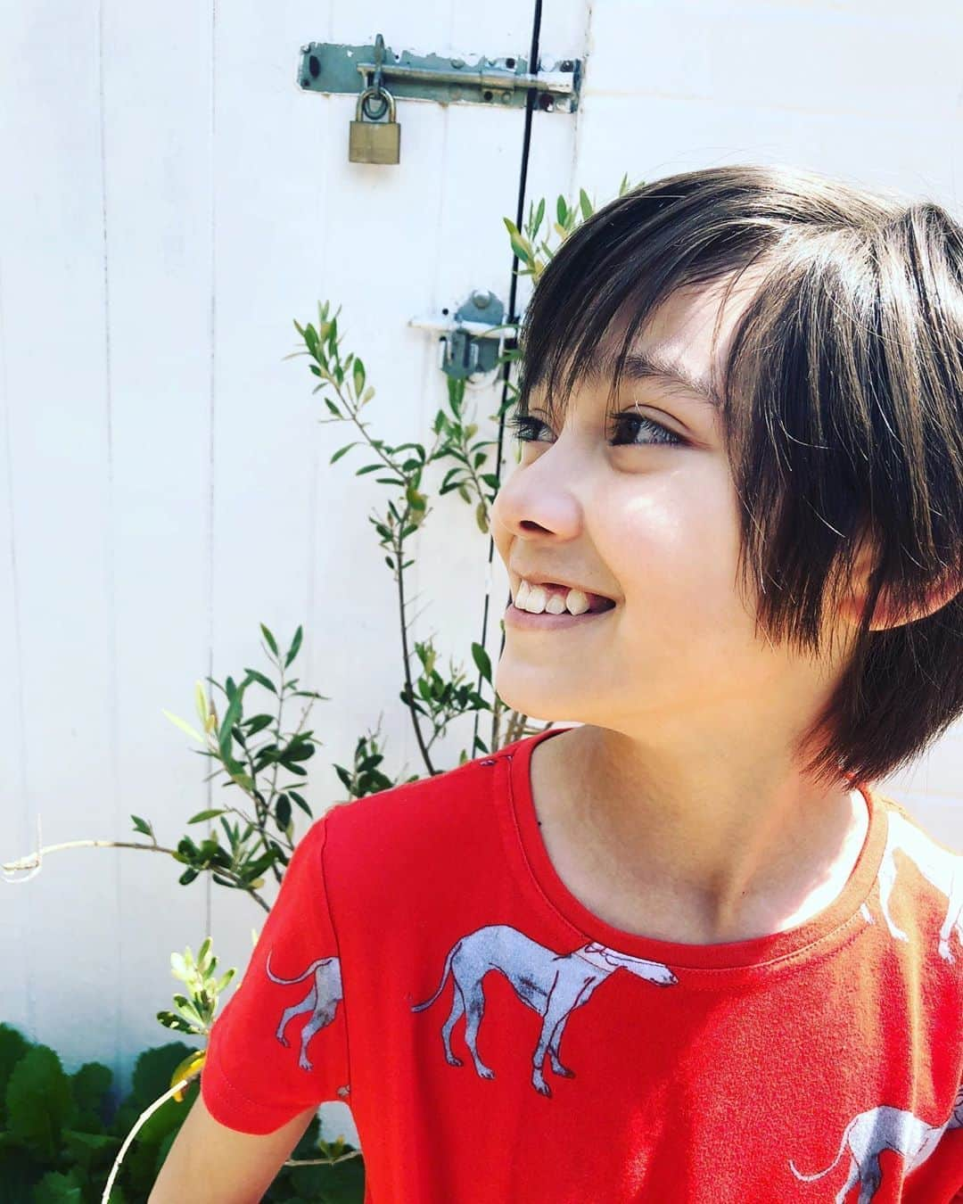 Hyuさんのインスタグラム写真 - (HyuInstagram)「今日はアクティングのオンラインレッスンしたよ😊 . . . . #お庭遊び  #オンラインレッスン  #アクティング  #キッズモデル　#ハーフキッズモデル　#日英ハーフ　#ハーフ男子　#イギリス暮らし　#ロックダウン中  #レプロ  #Hyu」6月1日 7時09分 - ___h_y_u___