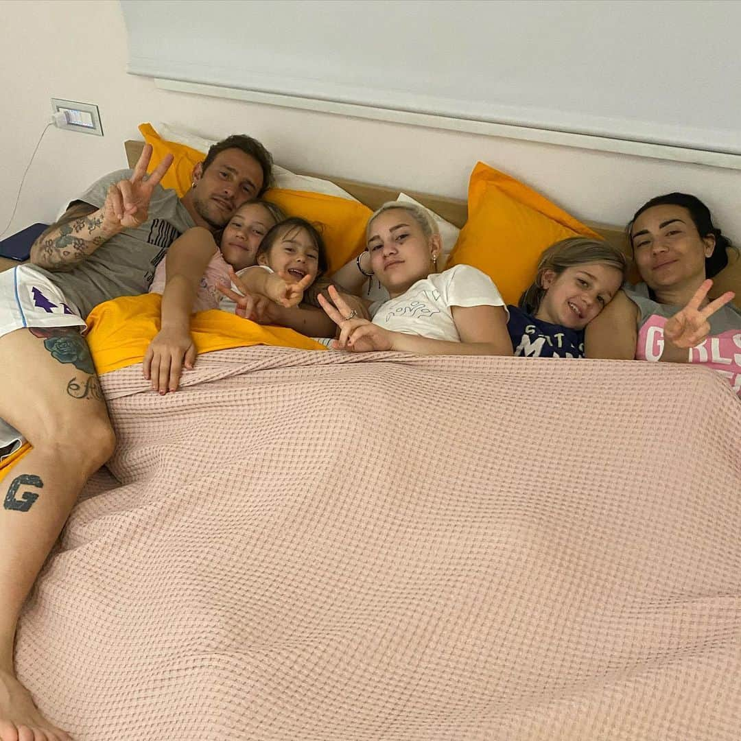 アントニオ・フローロ・フローレスのインスタグラム：「Pensavo più persone nel letto #famiglia @aurora_floro_flores @micky_dm_84 @ginevra_floro_flores  @armandoflorofloresjr_  Helena ❤️❤️❤️」