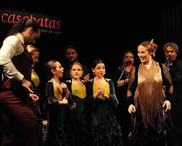 Las Turronerasのインスタグラム：「Escribimos esto con el corazón encogido. Solo tenemos palabras de agradecimiento y una gran admiración hacia a la que hemos sentido nuestra segunda casa.  Nos quedamos con recuerdos inolvidables, momentos únicos que se quedarán con nosotras de por vida; cada fin de fiesta, cada aplauso, cada espectáculo de los artistas más grandes, cada minuto previo antes de subir a bailar.  Gracias por permitirnos crecer, aprender y disfrutar de lo que nos apasiona, una de las cosas más valiosas que tenemos, el flamenco.  Siempre estaremos eternamente agradecidas y guardaremos el bonito recuerdo de todo lo vivido.  Hasta siempre♥️ @casapatas」