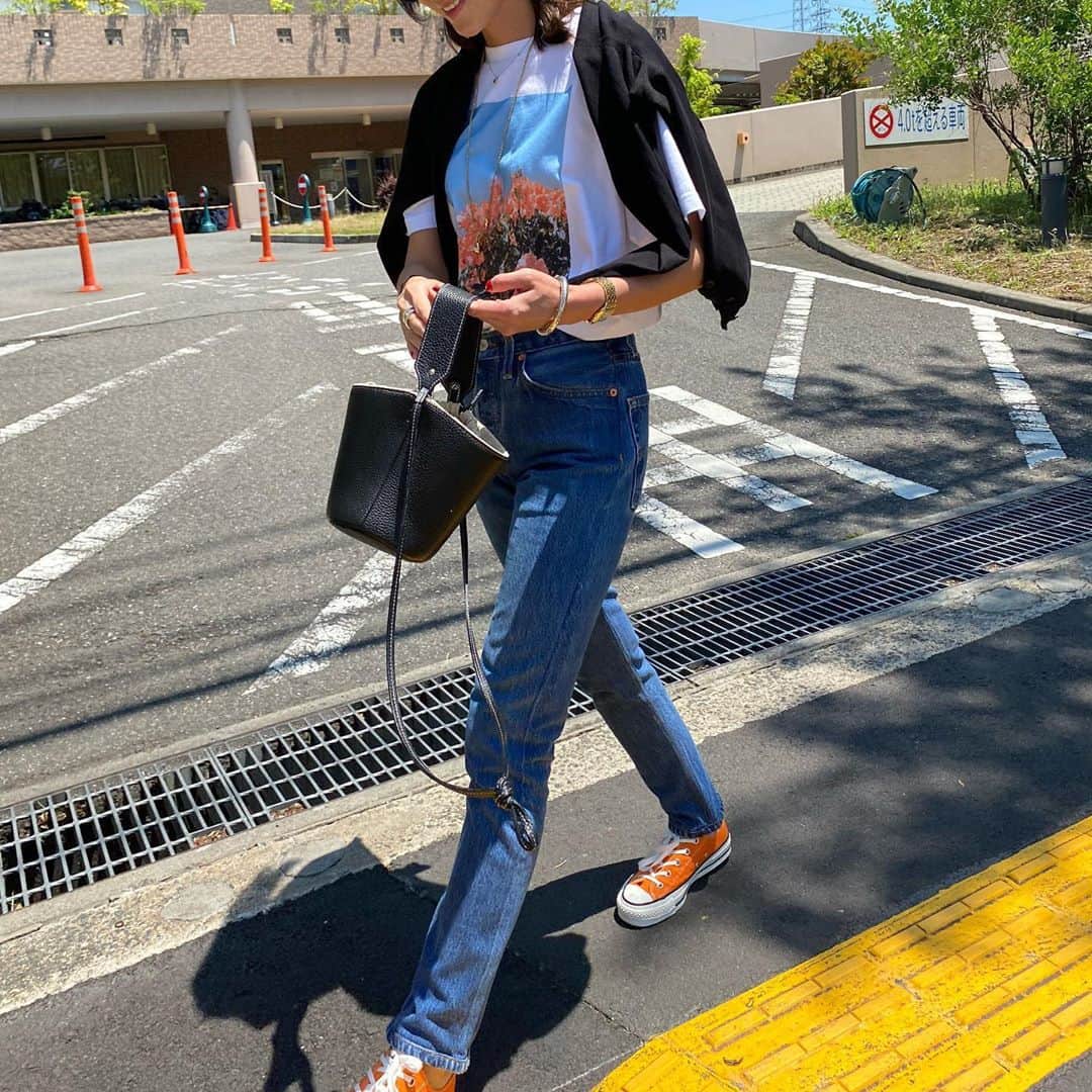 田中彩子さんのインスタグラム写真 - (田中彩子Instagram)「. お久しぶりの投稿になりました🥺 . 一つ前の投稿でおすすめしていただいた"愛の不時着" めちゃくちゃハマりました🥺❤️ 今は完全に愛の不時着ロスです🥺 . jeans...#shopredone  shoes...#converse  bag... @ayako_bag . Tee... @gypsohila.jpn  たくさんのご予約をいただきまして誠にありがとうございました🙏✨ 初日からものすごい数のご予約を いただいて3日目にはメーカー側から宣伝しないでくださいと連絡がありました！⚡️ こんなことは初めてで驚きと共に、こんなに多くのお客様からGypのTシャツが欲しいと思っていただいてるんだ💭🥺と ものすっごく嬉しい気持ちでいっぱいになりました😭🙏❤️ ありがとうございました🥺❤️ 軽装になる夏は可愛いTシャツでお洒落を楽しんでいただけるはずです❤️ お届けまで少しお時間を頂戴いたしますが、お楽しみにお待ちいただけますと幸いです🥰 ほんとうにありがとうございました❤️」6月1日 7時36分 - ayako_tanaka_