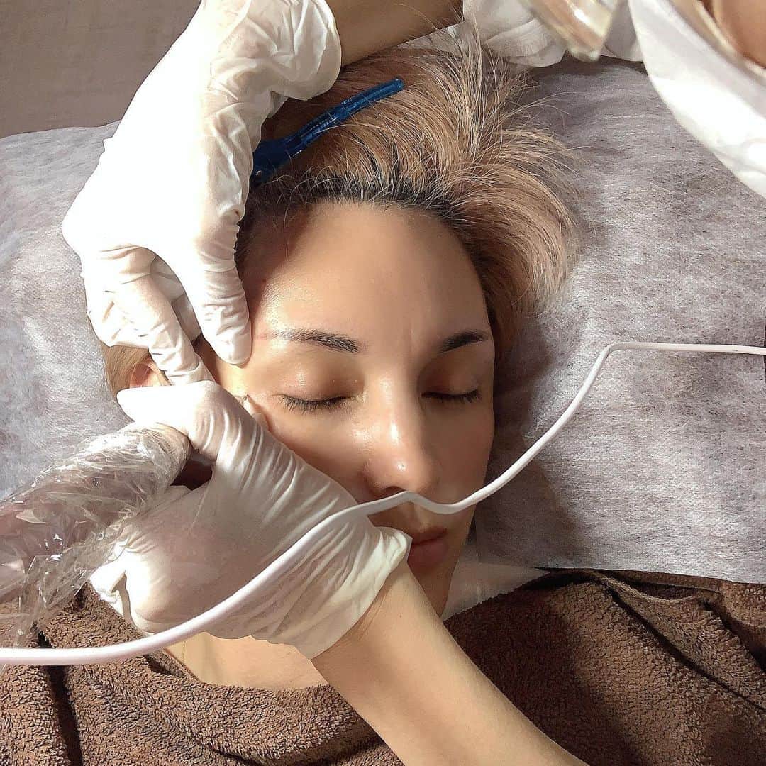梅宮アンナさんのインスタグラム写真 - (梅宮アンナInstagram)「アートメイクをやっています😊 眉毛と、ホクロです💕💕 @cococlinic_official  ホクロ。ここにあったらいいなぁ〜って思う場所にアートメイクを入れてもらっています🥰🥰🥰 アートメイクに関する質問、ご料金などは、直接クリニックへお問い合わせください😊😊 03-6275-1866  港区麻布十番3-10-1  coco clinic🥰  #アートメイク #麻布十番#眉毛#人相学」6月1日 7時44分 - annaumemiya