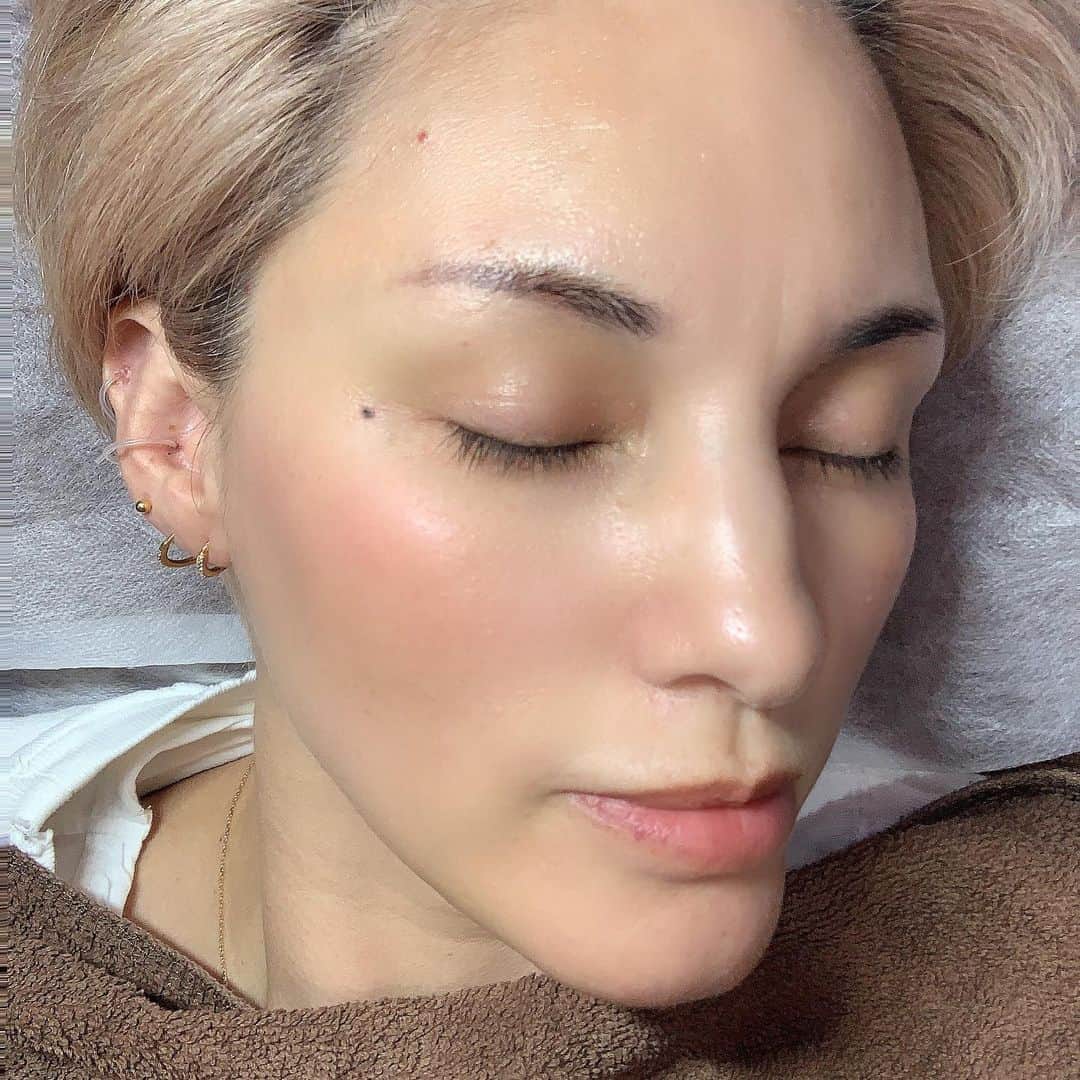 梅宮アンナさんのインスタグラム写真 - (梅宮アンナInstagram)「アートメイクをやっています😊 眉毛と、ホクロです💕💕 @cococlinic_official  ホクロ。ここにあったらいいなぁ〜って思う場所にアートメイクを入れてもらっています🥰🥰🥰 アートメイクに関する質問、ご料金などは、直接クリニックへお問い合わせください😊😊 03-6275-1866  港区麻布十番3-10-1  coco clinic🥰  #アートメイク #麻布十番#眉毛#人相学」6月1日 7時44分 - annaumemiya