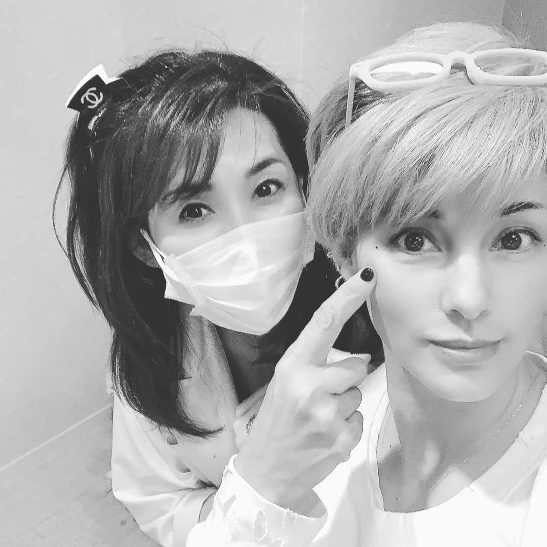 梅宮アンナさんのインスタグラム写真 - (梅宮アンナInstagram)「アートメイクをやっています😊 眉毛と、ホクロです💕💕 @cococlinic_official  ホクロ。ここにあったらいいなぁ〜って思う場所にアートメイクを入れてもらっています🥰🥰🥰 アートメイクに関する質問、ご料金などは、直接クリニックへお問い合わせください😊😊 03-6275-1866  港区麻布十番3-10-1  coco clinic🥰  #アートメイク #麻布十番#眉毛#人相学」6月1日 7時44分 - annaumemiya