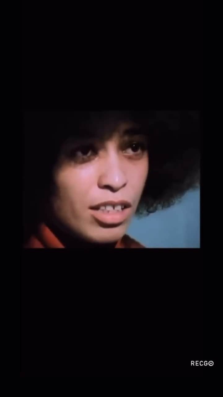 リリー・コールのインスタグラム：「Angela Davis has long supported the abolition of what she calls the “prison-industrial-complex” ... if you’d like to learn more on the way racism feeds into the justice system in the US, I’d recommend watching 13th by Ava DuVernay... conversely look to Norwegian prisons which are more humane whilst reducing the rate of future crimes (Rutger Bregman discusses this in his book Humankind). I respect non violent protest but find this video insightful. Thank you @ecoshaker for sharing it.」