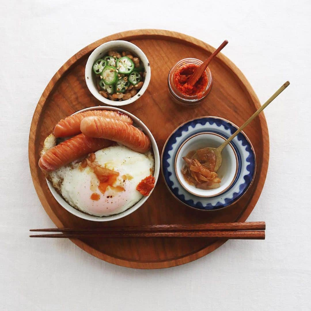 樋口正樹さんのインスタグラム写真 - (樋口正樹Instagram)「Today's breakfast . 今朝は定番のっけご飯 目玉焼きとウインナー、 ＆オクラを加えた納豆。 . 今月の新しい調味料は、 かおしさんオススメの ガチョウ油＆紅だるま。 コレで６月もモリモリ！ 👉@cao_life . . . #ガチョウ油 #紅だるま #朝ごはん #朝食 #ズボラ飯 #目玉焼き #ウインナー #朝ごはん #のっけごはん」6月1日 7時58分 - higuccini