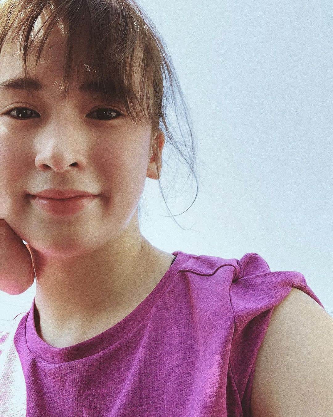 持永真実のインスタグラム：「最近のトレーニング事情🏃🏻‍♀️﻿ ﻿ 今日から6月💪 stay homeでお家にこもる日が長く続いたので、いきなり今までのトレーニングを始めるのではなく、まず身体を元に戻していくための運動不足解消ランニング&ウォーキングしてます！﻿ ﻿ 急にガツガツ動くと怪我もしやすいので気をつけよう〜！﻿ ﻿ 脳内では今まで通り動ける！と思っていても意外と身体は鈍っているのです。﻿ ﻿ 普段5分半/kmくらいのペースで走っていますが、それを8分/kmを切らないようにゆーーーっくり走っています。﻿ もはや走ってるの？ってくらいのスピードです🐢﻿ ﻿ そして距離のゴールを決めるのではなく、時間のゴールを設定しています🚩﻿ ﻿ わたしは毎朝1時間🔆﻿ だいたい7kmくらい走れるかな﻿ ﻿ NIKE NRCのアプリはペース確認はもちろん、時間のゴールも設定できるから毎回使って記録してるよ✔︎﻿ ﻿ そして毎晩1時間のウォーキング🌛﻿ ﻿ そろそろ様子を見ながらキックボクシングも再開します！﻿ もう蹴り方忘れた🤷🏻‍♀️笑﻿ ﻿ 一気に取り戻そうとせず、ゆっくりね♡﻿ 頑張りすぎないように少しずつ進んでいこうね☺️﻿ ﻿ #ランニング #ウォーキング #トレーニング #ワークアウト #運動不足解消」