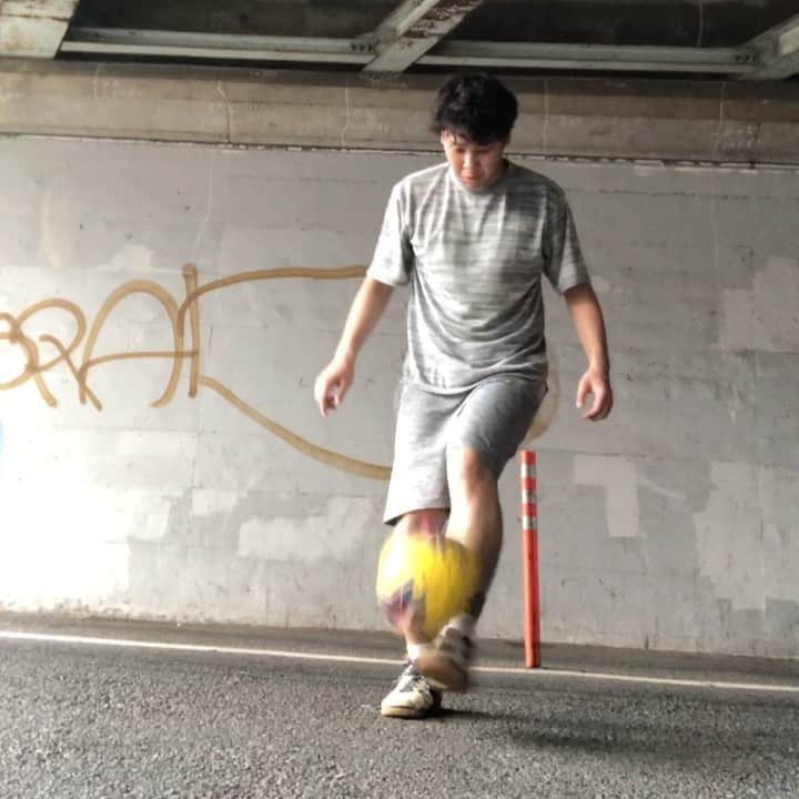狩野大のインスタグラム：「毎日リフティング28日目  #毎日リフティング #リフティング #今日は予定がいろいろあるため #朝から #起き抜けレッグオーバー #爆裂にできなくなってる #本当に難しいじゃん #なにこれ #習得時間が #異様にかかる #見ていてくれ兼近P」