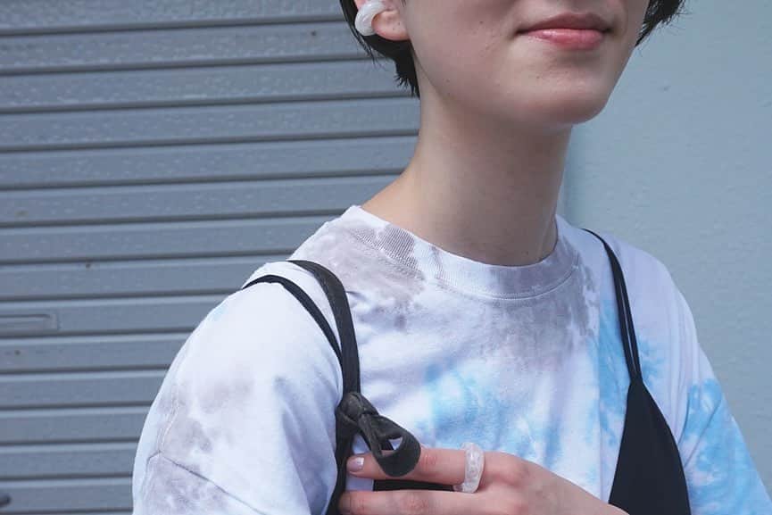 のインスタグラム：「ガラスのイヤカフとリング @mex_handmade トップスは、着るの楽しみにしてた @maisonspecial_women のタイダイT。 PVCのバッグが欲しくてずっとzozotown見てる🤔」