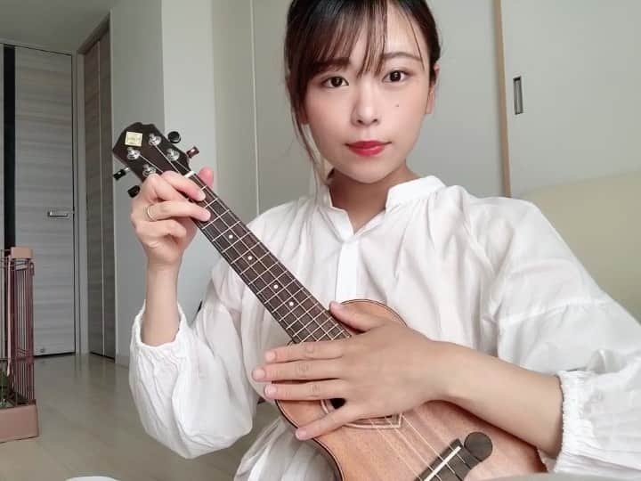 のインスタグラム：「. パパが大好きな曲💓 ひだまりの詩/Le Couple #このレレ Part 65🎸 . ♡To My daddy from Your daughter♡ . . よくパパと一緒に カラオケに行ってたんだけど 小さい頃からこの曲が 大好きだったパパは いつもカラオケに行くと あたしとお兄ちゃんとママに "ひだまりの詩歌って〜！" とお願いしてました🌻 だから、あたしにとって ものすごく思い出深い曲👨🏻💕 . いつまでもクヨクヨ してたまるかー！ って感じでこの曲を 歌ってみたんだけど この歌詞を改めて聴き 歌ってみると パパに向けてのメッセージみたいで、何回も歌っては泣いた。だから何十回も撮り直した🎥 . ウクレレも歌も ちょっぴり下手くそだけど パパに届くといいなぁ👨🏻💕 . 宝物の詩だよ！ 家族の思い出の曲✨ ありがとうねぇ☺️ . 6月に入った途端 やっぱりお空は雨だけど 涙流してないかな☔️⁇ 50日祭までもう少し。 この世界で彷徨えるのも あと少しだから いつでも会いに来るんだよ⁇ パパ、大好き💕 . . どんなに言葉にしても 足りないくらい あなた愛してくれた 全て包んでくれた まるで陽だまりでした👨🏻☀️ . . 写真はお花屋さんにいけてないから、折り紙で作ったお花をパパと共に…💐💕 . #ひだまりの詩 #ウクレレ #ukulele #パパ大好き #ilovedaddy #toyou #from #yourdaughter ウクレレ女子 #lecouple #弾き語り #詩 #instagood #instalike #followｍe」