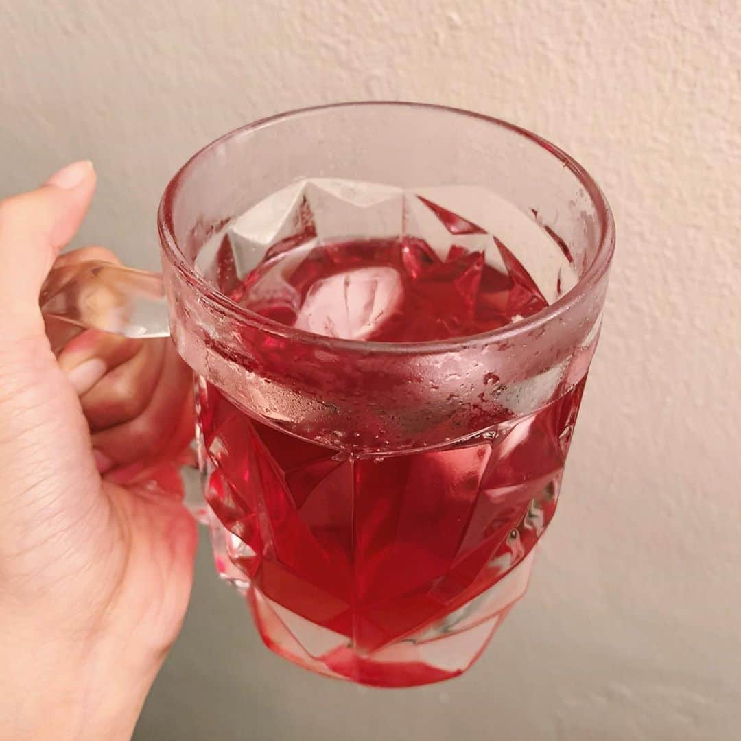 金原杏奈のインスタグラム：「Hibiscus / mint / fennel tea🍷❤️ @kitchenpharmacy」