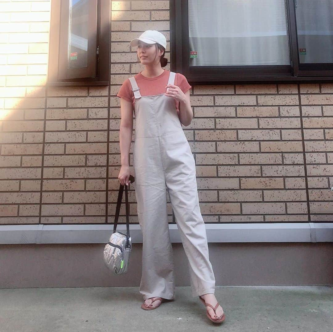 lily112988さんのインスタグラム写真 - (lily112988Instagram)「: #outfit . . #hellojune 6月もよろしくお願いします♥ . さてさて 今日から分散登校ーーーっ🏫✨ 色々思いは複雑だけど 楽しんでおいで子供達♥ ムスコ初登校だから ドキドキしてるらしくてかわいい☜ . このサロペ可愛すぎて 即オーダーしたやつ♥♥♥ リネンで暑い日もサラサラ快適~ . . tops @uniqlo 前の salopette @lefua.closet #レフアコットンリネンoverサロペット cap @gu_for_all_  bag @accommode : : : #lefuacloset #レフアクローゼット #拡がれレフア #レフジョ #ママコーデ #ママモデル #今日のコーデ #大人カジュアル #大人可愛い #cocoromii #サロモ #サロンモデル #夏コーデ #gu #gu_for_all #guコーデ #locari #大人コーデ #アラサーコーデ #30代コーデ #ロカリ #ワンマイルコーデ #サロペット #サロペットコーデ #daiso購入品 #レザー風ビーチサンダル」6月1日 8時17分 - lily112988