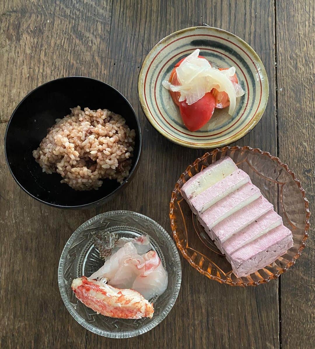 栗原友さんのインスタグラム写真 - (栗原友Instagram)「4キロランからの朝ごはん。 寝かせ玄米（最近柔らかめに炊いて、水分飛んでいく過程の味の変化を楽しんでいる） タイのお刺身、毛蟹はおとといの残り物。酢豆腐、フルーツトマトと酢玉ねぎ。 体が酸っぱいものを欲しているなあ。#クリトモ飯」6月1日 8時22分 - kuri__tomo