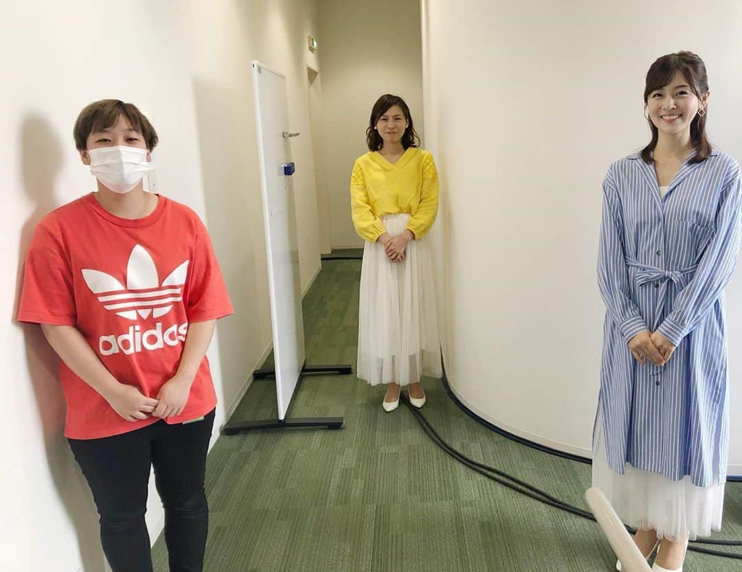 中村秀香のインスタグラム：「今朝は #すまたん ありがとうございました。 .  お天気チーム、 服が信号カラーでした🚥笑 .  明日の #すまたん もお天気担当です。 よろしくお願いします！！」