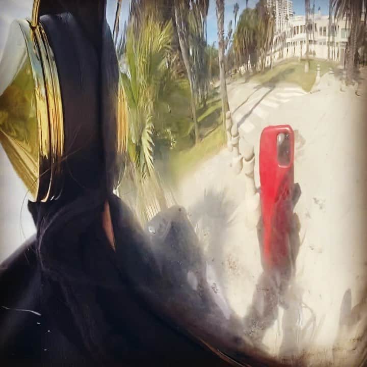 ミシェル・ロドリゲスのインスタグラム：「Venice beach is lit up right now, peaceful protests all over main & ocean ave, choppers are out, cops seem mellow following the crowds so far no drama. Stay safe out there✊🏽」