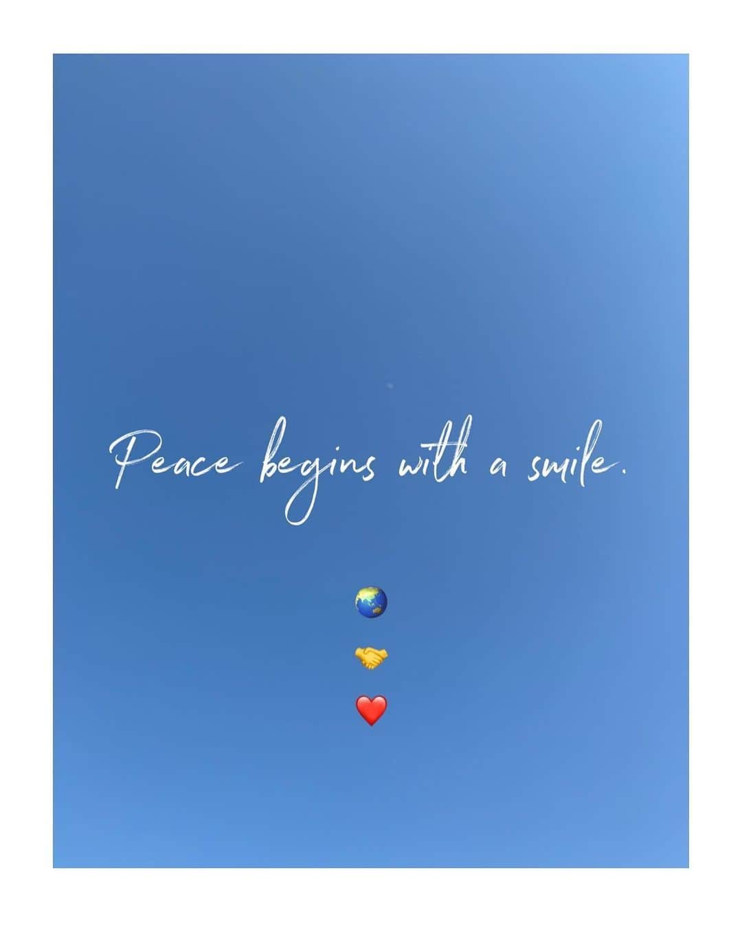 来夏さんのインスタグラム写真 - (来夏Instagram)「#🌏 #🤝 #❤️ Peace begins with a smile. -Mother Teresa #peace #love #pray #wearetheworld  #blacklivesmatter」6月1日 8時58分 - rairairaika