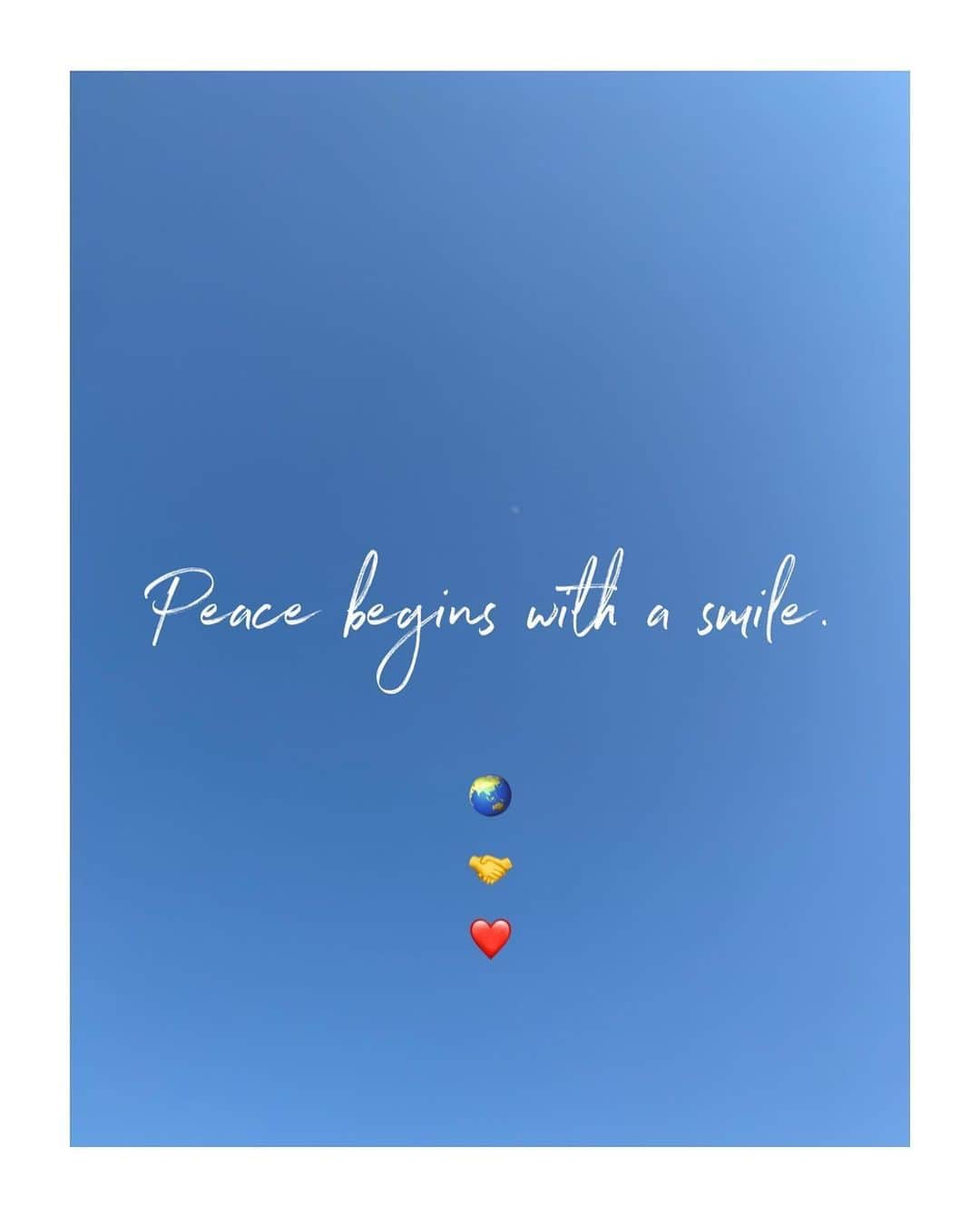来夏さんのインスタグラム写真 - (来夏Instagram)「#🌏 #🤝 #❤️ Peace begins with a smile. -Mother Teresa #peace #love #pray #wearetheworld  #blacklivesmatter」6月1日 8時58分 - rairairaika