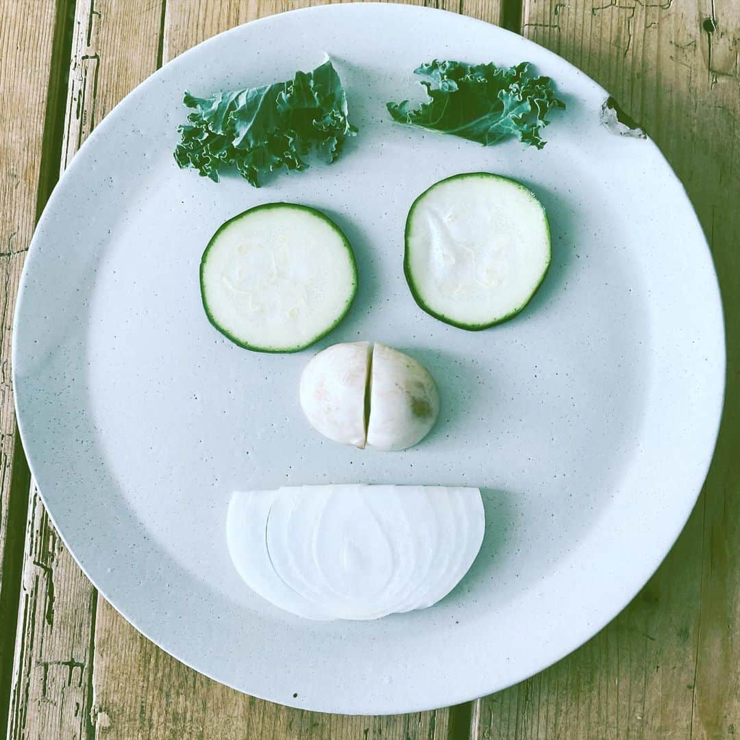 のインスタグラム：「#salad #face #kale #zucchini #onion #turnip #smile #hope」