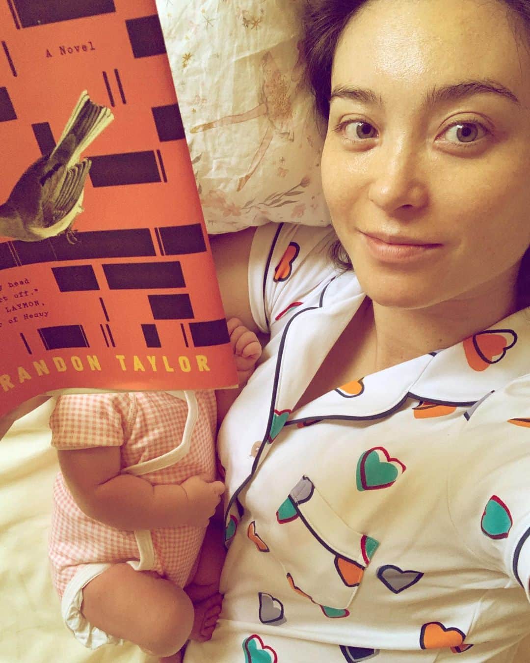 エミ・マイヤーのインスタグラム：「Pajamas and books for the win」
