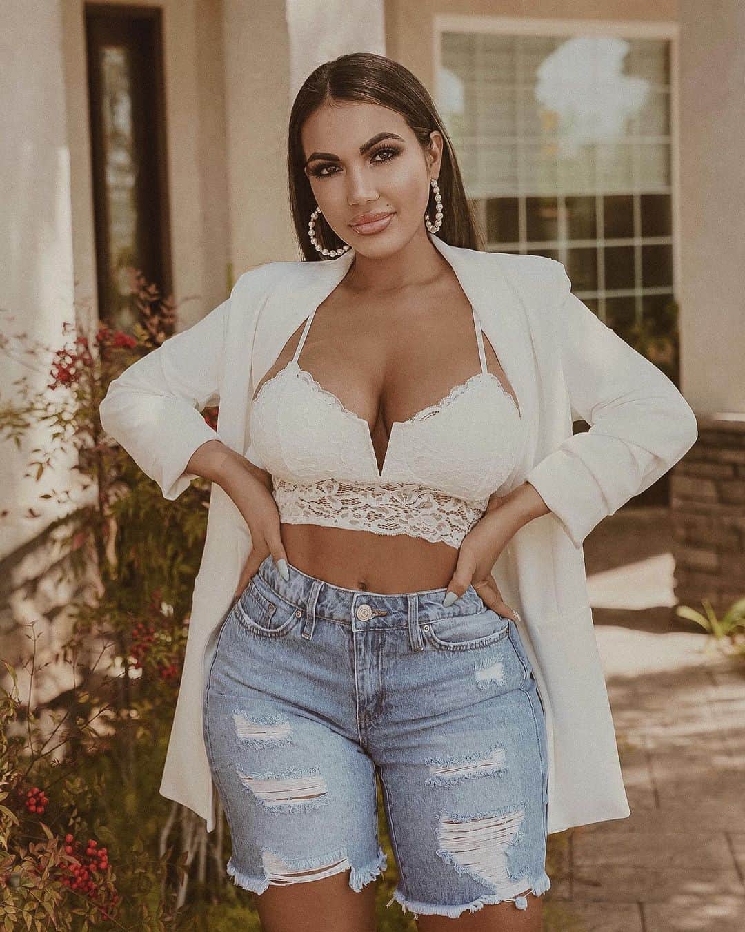 Aylen Aのインスタグラム：「@fashionnova ..Nothing less than what's deserved. ✨ fashionnovapartner  _ Search: “The Celine Blazer - Ivory” “Dahlia Lace Bralette - Off White” “The Mixer Distressed Denim Bermudas - Light Blue Wash”」