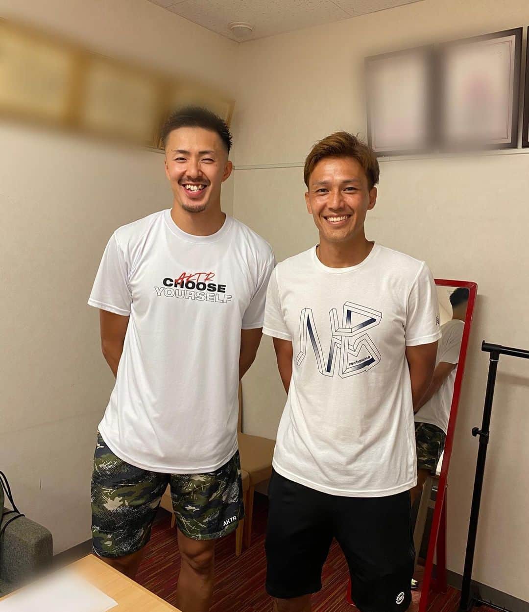 のインスタグラム：「今日はとある撮影をしてきました！ 一緒だったのはFC琉球の同じ背番号21番、同じ1986年生まれの同い年、同じ小学1年生の子供をもつ上原慎也選手⚽️ 去年観に行った時から勝手に親近感湧いてたから嬉しい共演でした😃今年もサッカー応援しにいこう👍 #琉球ゴールデンキングス #FC琉球」