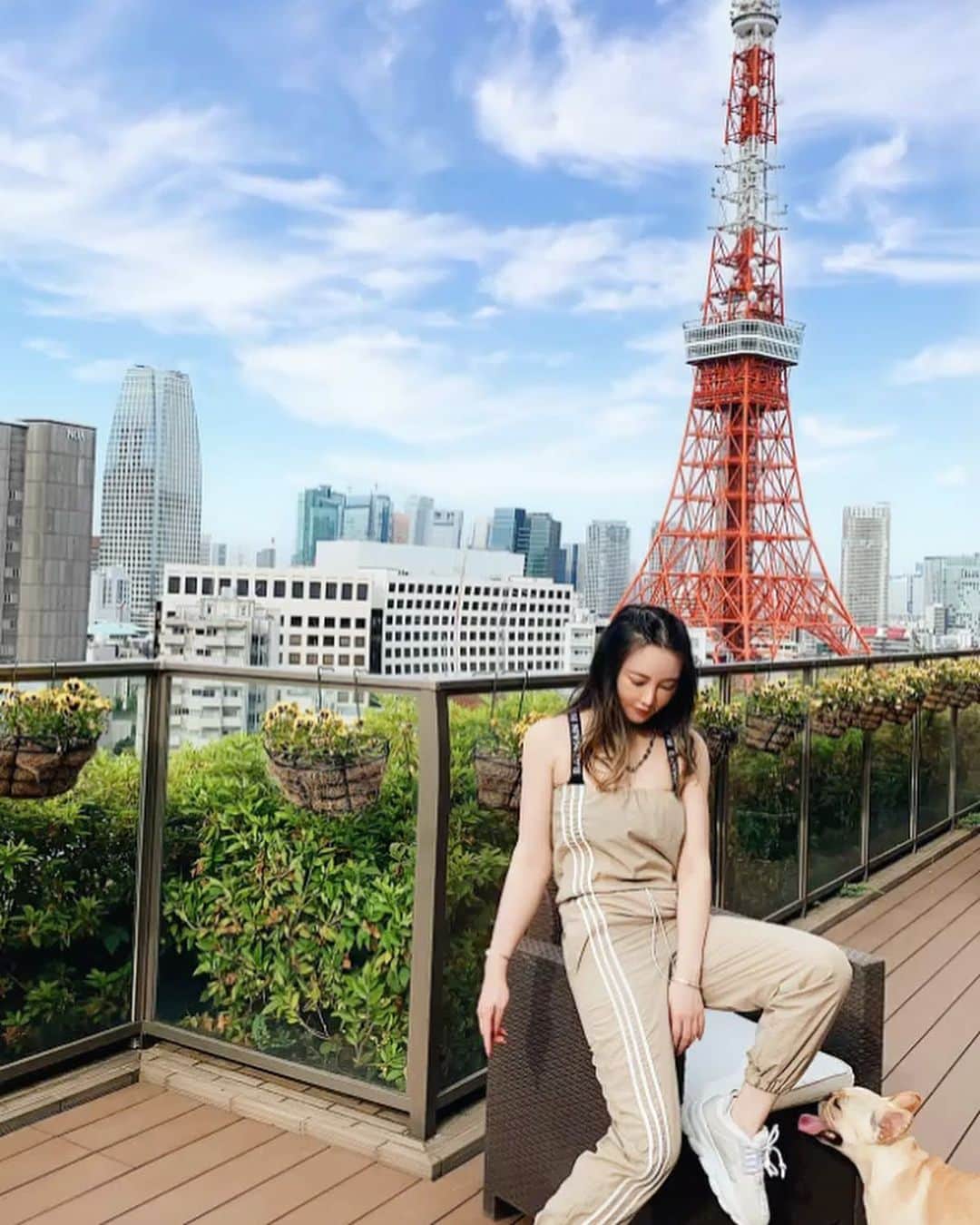 クリスティン・ウェイのインスタグラム：「Had a nice weekend. Wearing my new @valmuer_official outfit. #beautifulday #beautifulsky #colorful #tokyo  #valmuer #2020ss #comfyhomestyle #comfyfashion #christinewei #cwfashion」