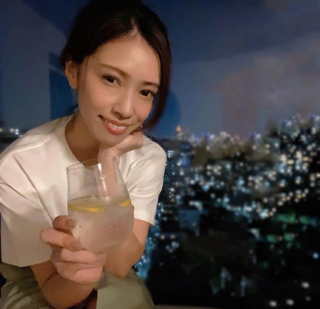 石黒美帆のインスタグラム：「* 1日の締めは﻿ レモンサワー🍋✨﻿ ﻿ ﻿ とにかく酸っぱいのが好きなので、写真は切り立てレモンが入っていますが、いつもはかなり果汁を絞って作ってます😆😆﻿ ﻿ ﻿ と言ってもそんなに量は飲まないので、お家だとちょこっと飲み出来るのが嬉しい🥰❤️﻿ 炭酸水もレモン入りのものを使って、味も自分好みに🤍﻿ ﻿ ﻿ おうち時間は、食べ飲みする時間が幸せですね😊﻿ ﻿ ﻿ #レモンサワー#甲類焼酎#焼酎甲類#PR﻿ #おうち時間#おうちごはん#おうち飲み#レモン #stayhome」
