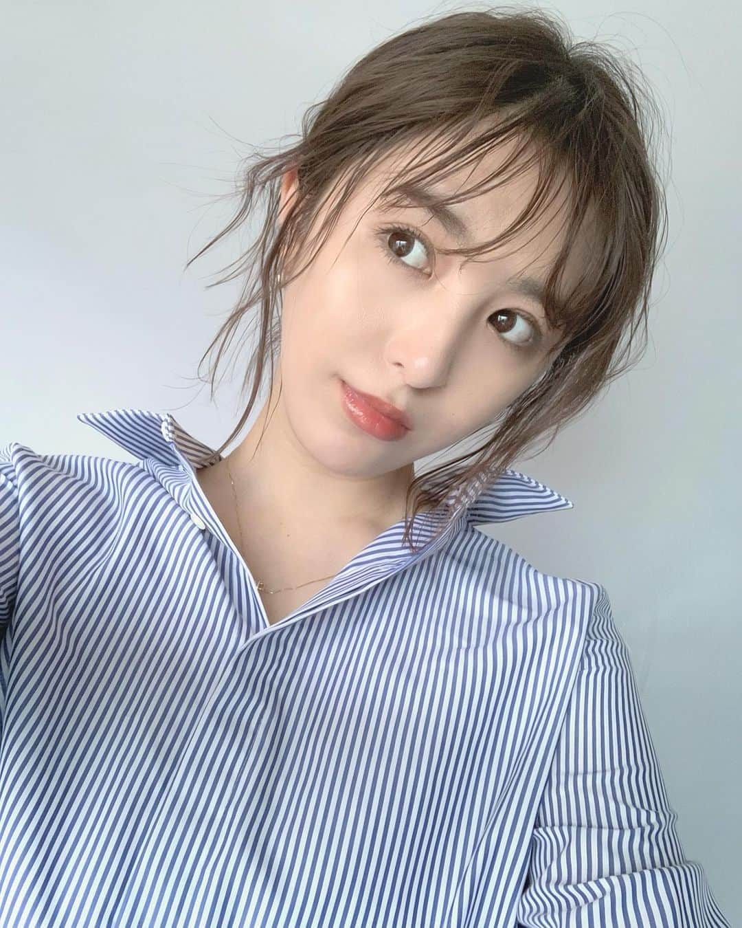 のインスタグラム：「・ ・ いんぷっとする毎日。 あうとぷっとする努力𓂃𓂂  とうとう梅雨入りか？☔︎ ・ ・ 髪はうねるけど湿度の高いほうが #艶肌ファンデーション  がより活きるのでありがたい𓂂」