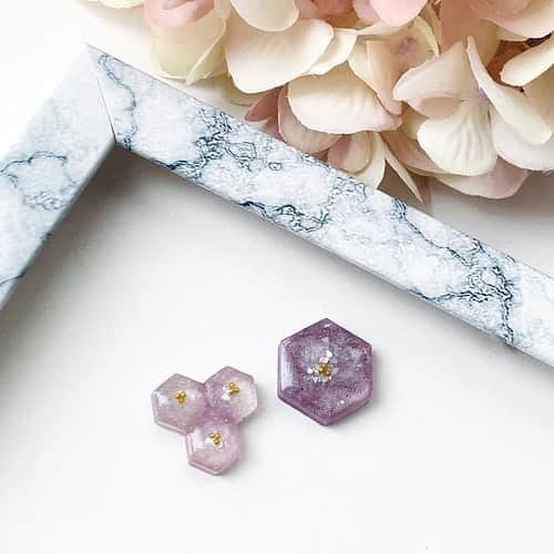 BASE（ベイス）さんのインスタグラム写真 - (BASE（ベイス）Instagram)「🌂💐しとしと。雨粒で輝くお花💐🌂﻿ ﻿ 今日から6月がスタート！﻿ 梅雨の時期こそ魅力が花開く、紫陽花のアクセサリーや雑貨をまとめてご紹介🤗﻿ ﻿ きれいなパープルやブルーは、凛としたどこか落ち着いた雰囲気を演出してくれます🕊﻿ ﻿ #baseec #baseecで販売中﻿ #花雑貨 #フラワーモチーフ﻿ #あじさい #紫陽花﻿ #フラワーアクセサリー #フラワーピアス﻿ #揺れるイヤリング #本物のお花のアクセサリー﻿ #押し花アクセサリー #花アクセサリー﻿ #アクセサリー販売中 #ハンドメイド部﻿ #花のある暮らし #ナチュラルな暮らし﻿ ﻿」6月1日 18時51分 - baseec