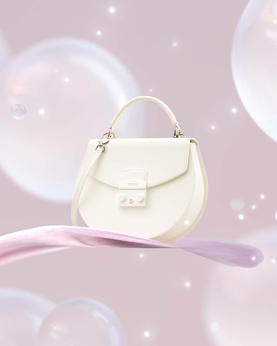 フルラのインスタグラム：「Time for an iconic revival: reintroducing the Furla Metropolis, your new go-to bag debuting with tone-on-tone details in pure white. Stay tuned as we reveal more soon.  #furlametropolis #dreammetropolis #thefurlasociety #furlafeeling #newcollection #furla #accessories #fashion」