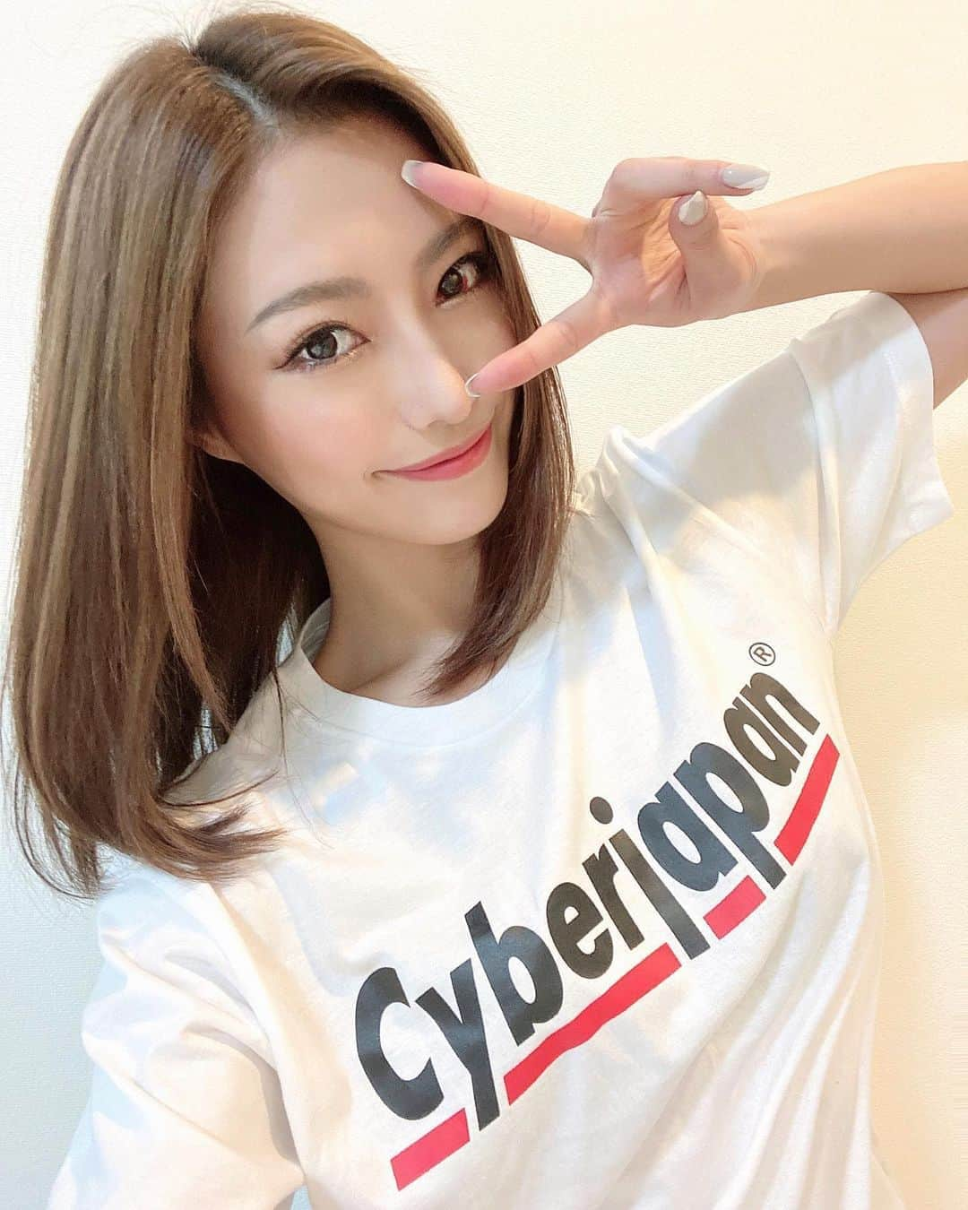 MIKAさんのインスタグラム写真 - (MIKAInstagram)「お家でずっと着てる〜🏠 新CYBERJAPAN Tシャツ✨✨ まだ白は在庫あるみたいなのでぜし👚💓 もう２週間くらいずっと片目が充血してたけどやっとやっとおさまってきたよ🐰 心配してくれたみんなありがとうね😢😭💐 #stayhome #cyberjapan #サイバージャパン #サイバージャパンダンサーズ #おうち時間」6月1日 18時55分 - cjd_mika