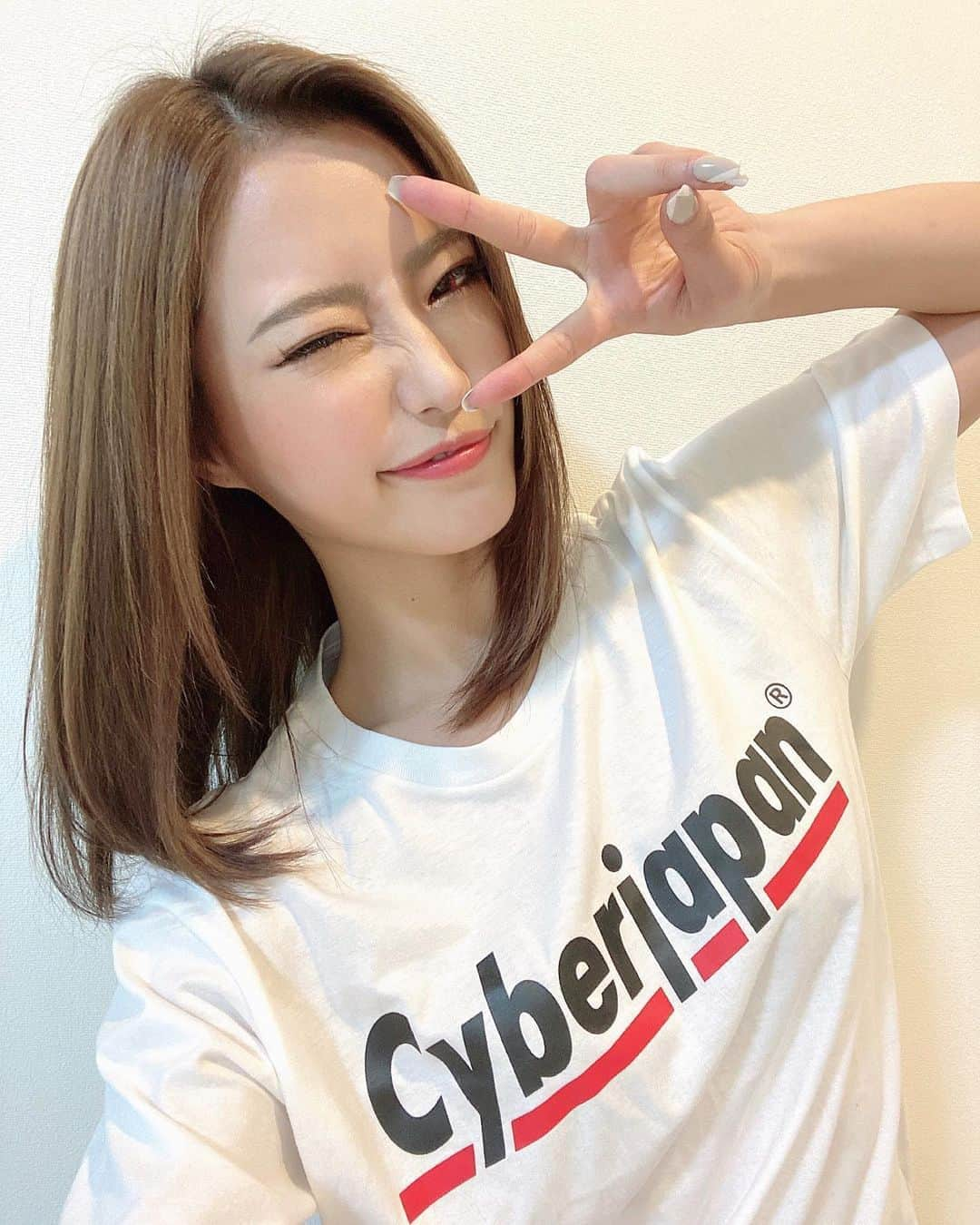 MIKAさんのインスタグラム写真 - (MIKAInstagram)「お家でずっと着てる〜🏠 新CYBERJAPAN Tシャツ✨✨ まだ白は在庫あるみたいなのでぜし👚💓 もう２週間くらいずっと片目が充血してたけどやっとやっとおさまってきたよ🐰 心配してくれたみんなありがとうね😢😭💐 #stayhome #cyberjapan #サイバージャパン #サイバージャパンダンサーズ #おうち時間」6月1日 18時55分 - cjd_mika